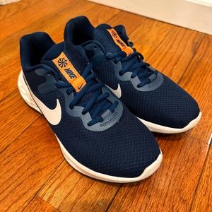 NIKE - WOMEN'S REVOLUTION 6 - SIZE 8